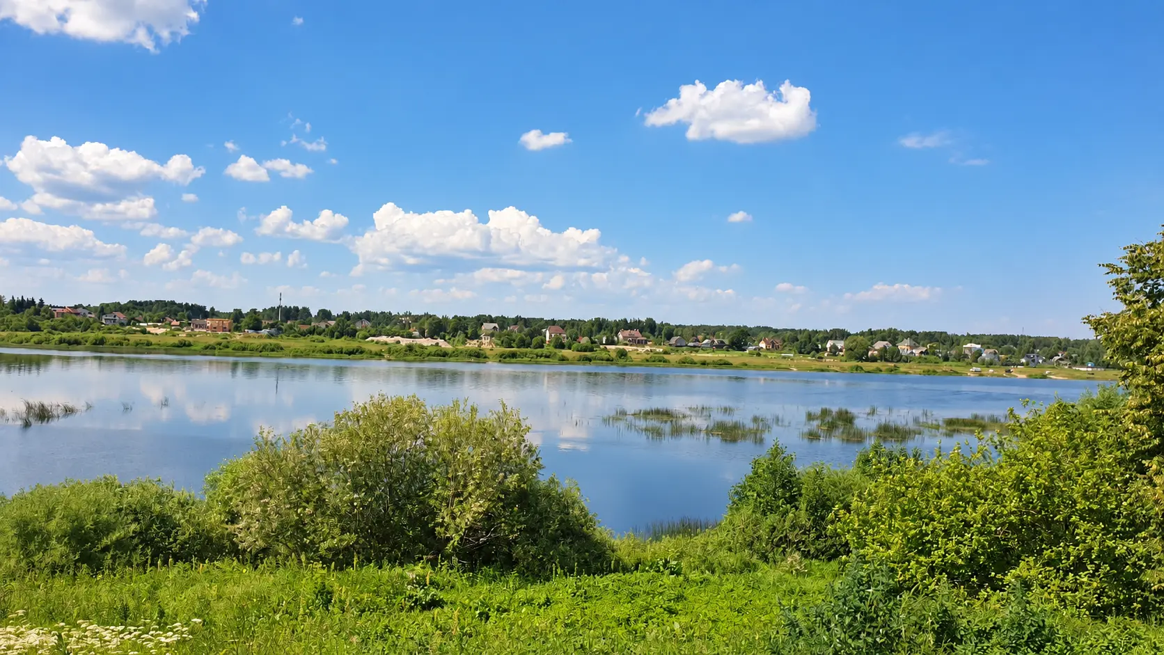 Река Великая и зелёные берега